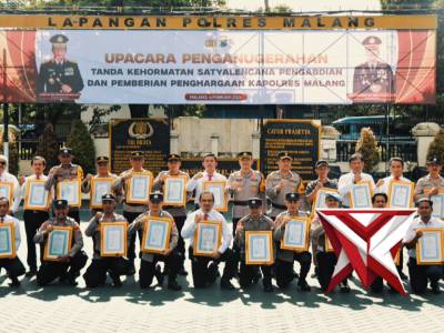 Kapolsek beserta anggota mendapatkan penghargaan dari kapolres malang - PoliceTube