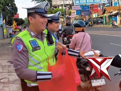 Polantas di Bandar Lampung Bagikan Takjil kepada pengendara