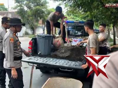 Peduli Keselamatan, Polresta Banyuwangi Laksanakan Tambal Jalan Berlubang - PoliceTube
