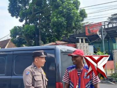 Patroli Pagi di depan Alfamart dialogis dengan Juru Parkir