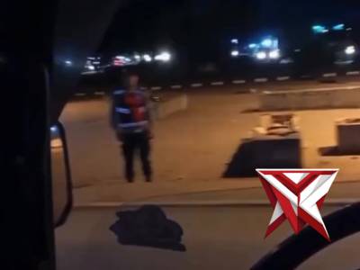 Palembang &mdash; Kehadiran personel Polrestabes Palembang, Polda Sumatera Selatan, di kawasan Jembatan&hellip; - PoliceTube