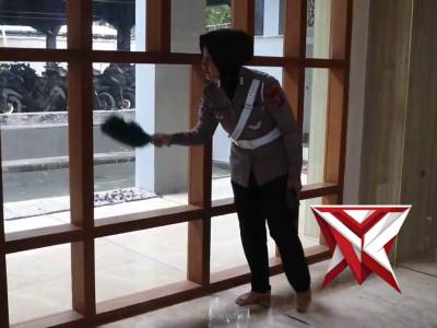 Anggota Polres Tuban sedang melaksanakan kegiatan Gerakan Indonesia Asri (Aman, Sehat, Resik, Indah) - PoliceTube