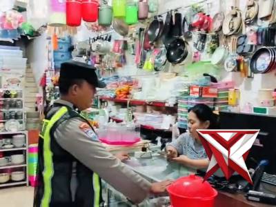 Aipda Sutriono sambang dan dialogis dengan pemilik toko santi - PoliceTube