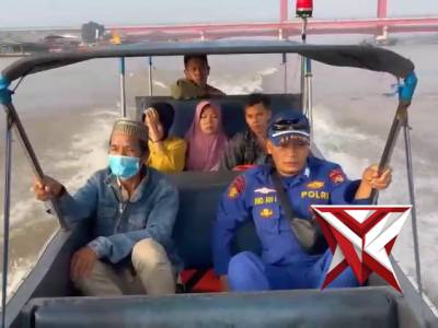 Jalankan Misi Kemanusiaan, Ambulance Apung Polairud Polda Sumsel Jemput Jenazah Bayi Meninggal di RS - PoliceTube