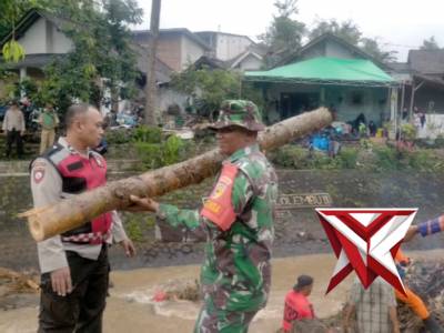 KERJA BAKTI PASCA BANJIR DI DESA SELOLEMBU BERSAMA DINAS TERKAIT - PoliceTube