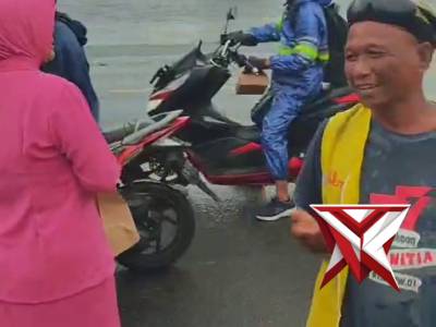 POLSEK JENU POLRES TUBAN MELAKSANAKAN PEMBAGIAN TAKJIL - PoliceTube