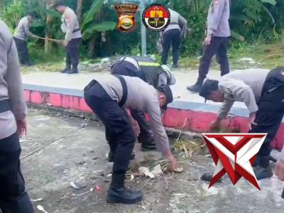 Personil polres Seluma melaksanakan kebersihan di taman wisata kota kabupaten Seluma - PoliceTube