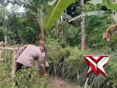 Bhabin bantu warga bersihkan kebun - PoliceTube
