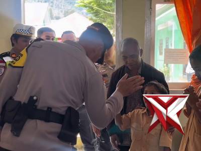 POLRES MANGGARAI PEDULI BAGIKAN PERALATAN TULIS UNTUK ANAK SLB NEGERI TENDA - PoliceTube