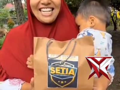 Semangat berbagi di bulan penuh berkah ?? Personel Polsek Maospati turun langsung membagikan takjil