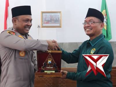 Kapolres melaksanakan kegiatan silaturahmi ke kediaman Ketua LDII & Ketua PD Muhammadiyah Kab. Tuban - PoliceTube