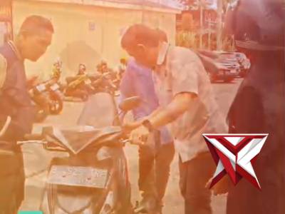 Kasat Intelkam Polres Pagar Alam bantu Masyarakat yang mengalami Kerusakan Motor Di sekitar Gedung P - PoliceTube