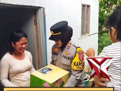 Kapolsek Cililin AKP D.M.S Andriani S, S.Pd., M.H.I didampingi Kanit Binmas dan anggota memberikan b - PoliceTube