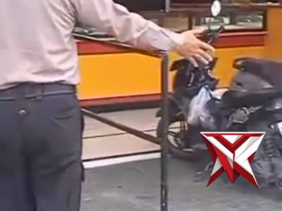 Anggota Polsek Waru patroli ke toko emas wahyu redjo wadungasri - PoliceTube