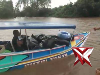 PEMBAGIAN TAKJIL KEPADA MASYARAKAT PESISIR SUNGAI MUSI OLEH PERSONEL DITPOLAIRUD POLDA SUMSEL