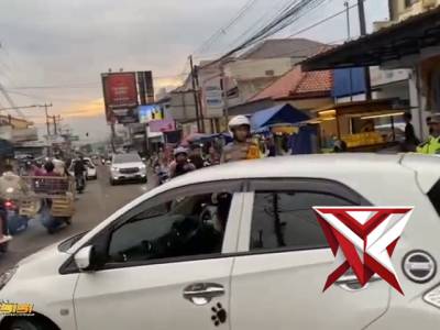 Personil Polsek Cikijing Laksanakan Gatur Lalin Sore Menjelang Berbuka Puasa