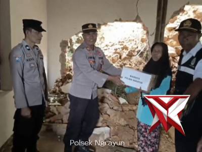 Polsek Ngrayun Peduli Masyarakat yang terkena Musibah Bencana Tanah Longsor. - PoliceTube