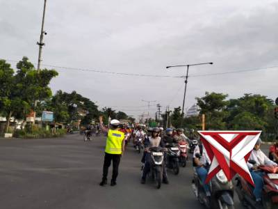 Lantas Polsek Krian Giat Pos Pagi pengaturan untuk Kelancaran Arus Lalu Lintas jalur bypas.Rph kria - PoliceTube