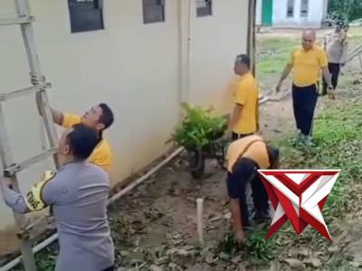 Gotong Royong Polsek Kerumutan Membersihkan Mesjid Al Iklas