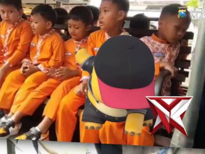 Melalui edukasi profesi dan pengenalan rambu-rambu lalu lintas, - PoliceTube
