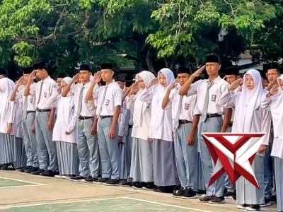 INSPEKTUR UPACARA SOSIALISASI KESELAMATAN BERLALULINTAS DI MAN 1 KAMPAR - PoliceTube