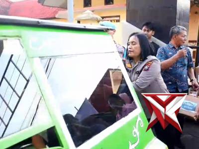 Kapolres Tebing Tinggi AKBP Rina Frillya, S.I.K. memimpin Polres Tebing Tinggi Berbagi Berkah - PoliceTube