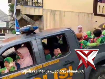 Polsek Cimenyan melaksanakan kegiatan kunjungan anak sekolah ke Mapolsek Cimenyan