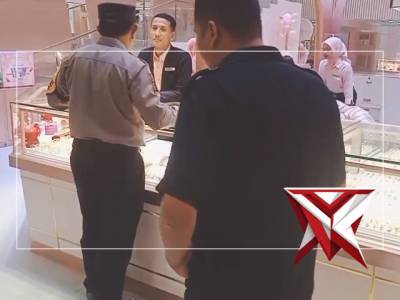 Anggota samapta Polsek Waru berikan himbauan di toko emas wahyu ganesya wadungasri