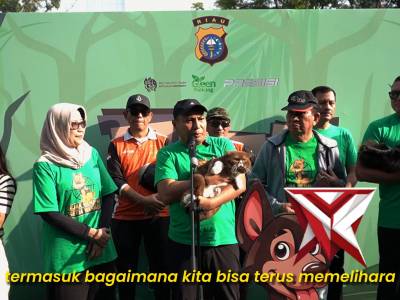 Polda Riau memberikan penghargaan kepada Reno, anjing pelacak Unit K-9 Ditsamapta Polda Riau