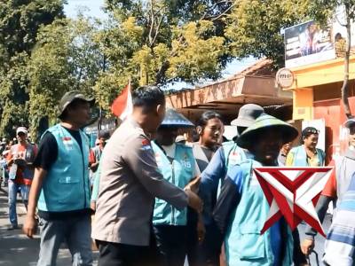 POLRES TUBAN MELAKUKAN PENGAMANAN UNRAS DENGAN DAMAI - PoliceTube