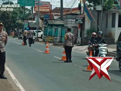 Polsek Pasirjambu melaksanakan apel pagi di halaman Mapolsek Pasirjambu - PoliceTube