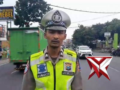Briptu Elton Pujo Menyampaikan live report Pagi hari di Jalan Raya Lawang Kec. Lawang Kab. Malang - PoliceTube