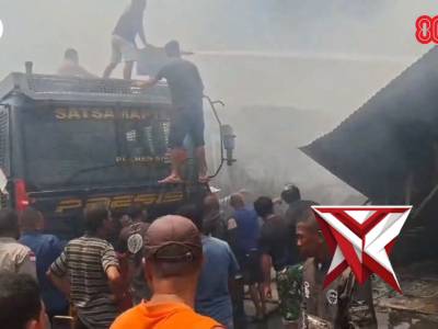 "Polri Sigap Padamkam Kebakaran Dengan Mobil Water Canon di NTT "