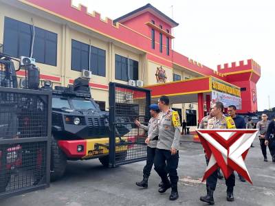 KUNKER WAKAPOLDA KALTENG KE SATBRIMOB TANGKILING - PoliceTube