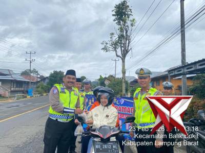 Sat Lantas Polres Lampung Barat berbagi Takjil di Bulan Ramadhan