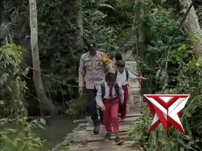 Polri membangun jembatan desa - PoliceTube