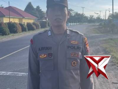 ANGGOTA POLSEK MELAKSANAKAN PENGATURAN DI DEPAN SMA 02 MUKOMUKO