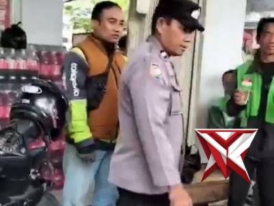 Polsek Paseh melaksanakan kegiatan pembagian takjil gratis kepada masyarakat - PoliceTube