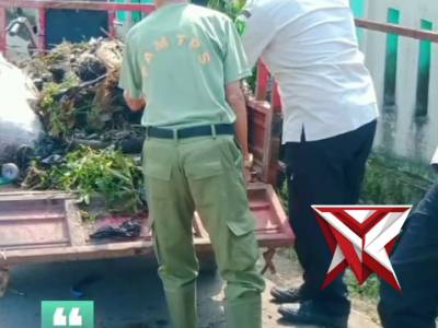 Polsek Baleendah bersama warga melaksanakan kegiatan kerja bakti membersihkan saluran irigasi