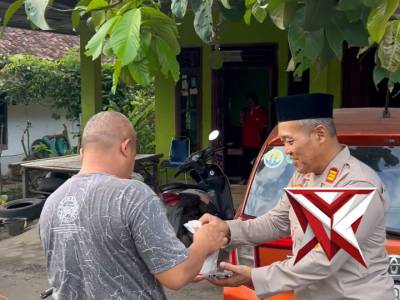 Berbagi Takjil Polsek Pengandonan - PoliceTube