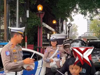Bagi takjil Satuan Lalu Lintas Polres Kuningan