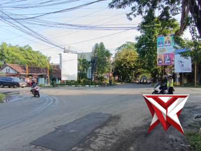 Kanit Lantas Polsek Mojosari Gelar Cw Pagi Rutin, Gatur Lalu Lintas di Jalan Raya Awang-awang - PoliceTube