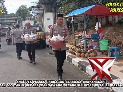Polsek Grabagan hadir di tengah masyarakat untuk berbagi kebahagiaan melalui pembagian takjil. - PoliceTube