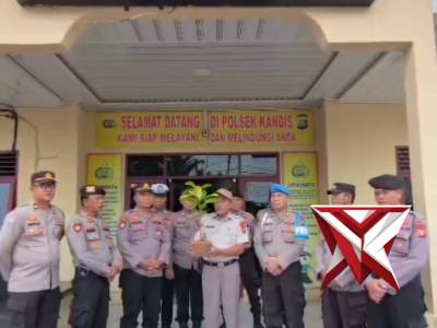 Pemberian Bibit Pohon dari Kapolda Riau - PoliceTube