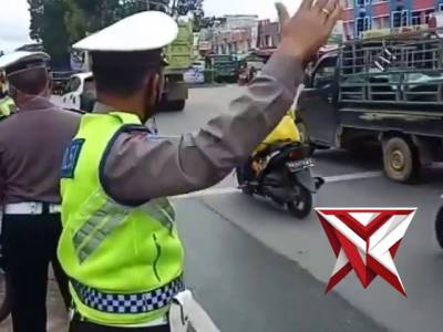 Pengaturan lalin dan pembagian sticker keselamatan berkendara