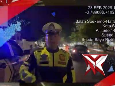 Edukasi dan Aksi Sosial, Satlantas Polresta Bengkulu Bagikan Takjil kepada Pengendara Personel Satu - PoliceTube