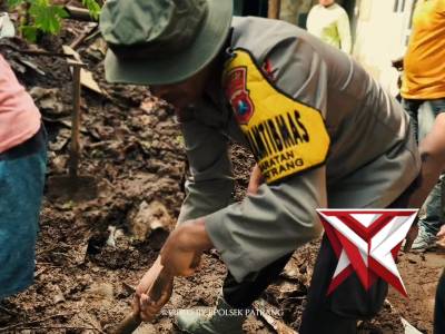 Kerja bakti bersama Babinsa, Tagana, dan masyarakat di lokasi terdampak tanah longsor di Kel Baratan - PoliceTube