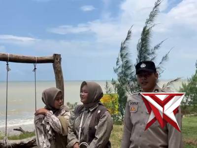 Bhabinkamtibmas polsek Bancar Polres Tuban Memberikan Himbauan Pengunjung Wisata Pantai Sowan - PoliceTube