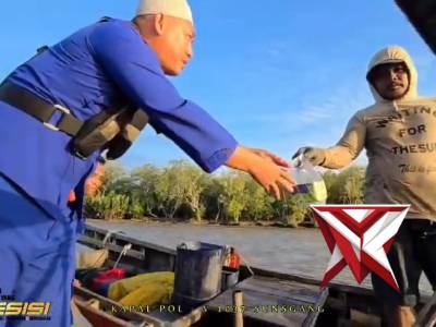 PEMBAGIAN TAKJIL UNTUK MASYARAKAT WILAYAH PESISIR SUNGAI MUSI MUARA SUNGSANG - PoliceTube