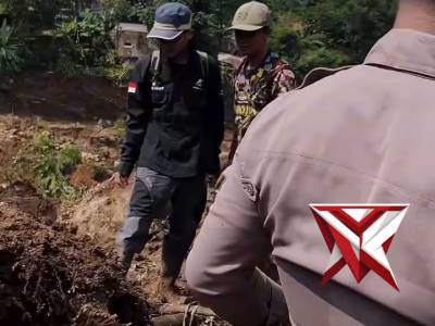 Operasi penanggulangan bencana longsor di Desa Wargaluyu, Kecamatan Arjasari, Kabupaten Bandung